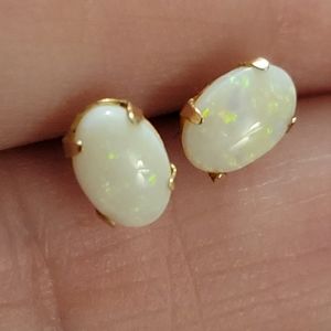 Vintage 14k Solid gold 4x6mm Opal Stud Earrings